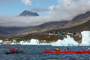 CANOE KAYAK AU MILIEU DES ICEBERGS DETACHES DU GLACIER, FJORD DE LA BAIE DE NARSAQ, GROENLAND 