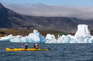 CANOE KAYAK AU MILIEU DES ICEBERGS DETACHES DU GLACIER, FJORD DE LA BAIE DE NARSAQ, GROENLAND 