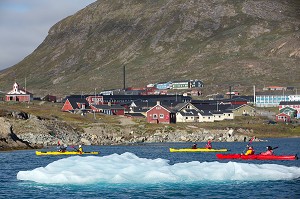 CANOE KAYAK AU MILIEU DES ICEBERGS DETACHES DU GLACIER, FJORD DE LA BAIE DE NARSAQ, GROENLAND 