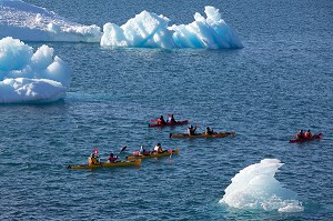 CANOE KAYAK AU MILIEU DES ICEBERGS DETACHES DU GLACIER, FJORD DE LA BAIE DE NARSAQ, GROENLAND 