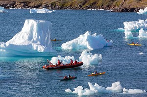 CANOE KAYAK AU MILIEU DES ICEBERGS DETACHES DU GLACIER, FJORD DE LA BAIE DE NARSAQ, GROENLAND 