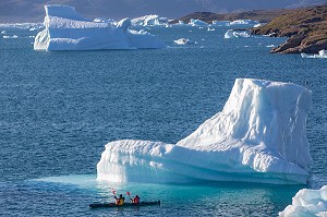 CANOE KAYAK AU MILIEU DES ICEBERGS DETACHES DU GLACIER, FJORD DE LA BAIE DE NARSAQ, GROENLAND 