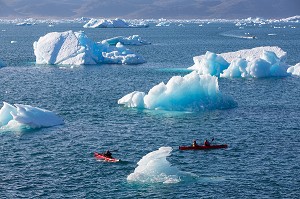 CANOE KAYAK AU MILIEU DES ICEBERGS DETACHES DU GLACIER, FJORD DE LA BAIE DE NARSAQ, GROENLAND 