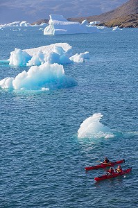 CANOE KAYAK AU MILIEU DES ICEBERGS DETACHES DU GLACIER, FJORD DE LA BAIE DE NARSAQ, GROENLAND 