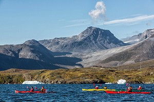 CANOE KAYAK AU MILIEU DES ICEBERGS DETACHES DU GLACIER, FJORD DE LA BAIE DE NARSAQ, GROENLAND 