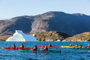 CANOE KAYAK AU MILIEU DES ICEBERGS DETACHES DU GLACIER, FJORD DE LA BAIE DE NARSAQ, GROENLAND 