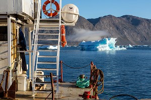 LE BOUT DU PORT ET LES ICEBERGS, NARSAQ, GROENLAND 