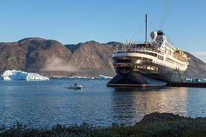 PAQUEBOT A QUAI DANS LE PORT ET LA VILLE, BATEAU DE CROISIERE ASTORIA, NARSAQ, GROENLAND 