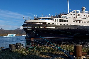 PAQUEBOT A QUAI DANS LE PORT ET LA VILLE, BATEAU DE CROISIERE ASTORIA, NARSAQ, GROENLAND 