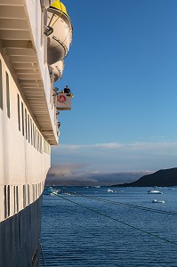 PAQUEBOT A QUAI DANS LE PORT, BATEAU DE CROISIERE ASTORIA, NARSAQ, GROENLAND 