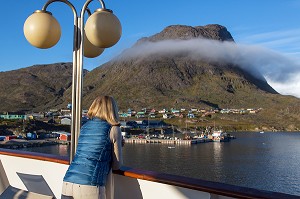 PASSAGER SUR LE PONT DEVANT LE PAYSAGE, PAQUEBOT A QUAI DANS LE PORT, BATEAU DE CROISIERE ASTORIA, NARSAQ, GROENLAND 