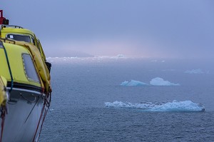 NAVIGATION DANS LE FJORD DANS LE BROULLARD AU MILIEU DES ICEBERGS, BATEAU DE CROISIERE ASTORIA, NARSAQ, GROENLAND
