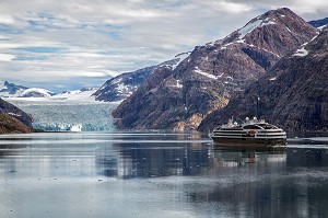 LE BOREAL, NAVIRE DE CROISIERE DE LA COMPAGNIE PONANT DEVANT UN GLACIER, FJORD DU DETROIT DE PRINCE CHRISTIAN SUND, GROENLAND 