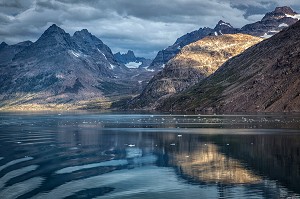 PAYSAGE AU LEVER DU SOLEIL, FJORD DU DETROIT DE PRINCE CHRISTIAN SUND, GROENLAND 