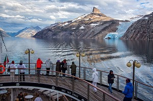 PASSAGERS SUR LE PONT DU PAQUEBOT POUR ADMIRER LE PAYSAGE, LANGUE GLACIAIRE DU GLACIER DE COULEUR BLEUE, BATEAU DE CROISIERE ASTORIA, FJORD DU DETROIT DE PRINCE CHRISTIAN SUND, GROENLAND 