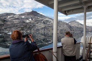 PASSAGERS SUR LE PONT DU PAQUEBOT POUR PHOTOGRAPHIER LE PAYSAGE, BATEAU DE CROISIERE ASTORIA, FJORD DU DETROIT DE PRINCE CHRISTIAN SUND, GROENLAND 