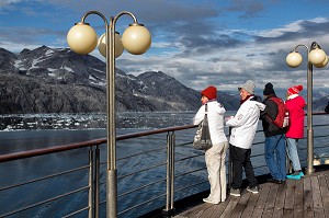 PASSAGERS SUR LE PONT DU PAQUEBOT POUR ADMIRER LE PAYSAGE, BATEAU DE CROISIERE ASTORIA, FJORD DU DETROIT DE PRINCE CHRISTIAN SUND, GROENLAND 