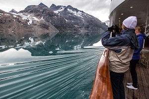 PASSAGERS SUR LE PONT DU PAQUEBOT POUR ADMIRER LE PAYSAGE, BATEAU DE CROISIERE ASTORIA, FJORD DU DETROIT DE PRINCE CHRISTIAN SUND, GROENLAND 