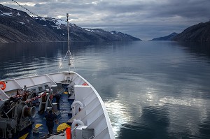 PONT AVANT DU PAQUEBOT, BATEAU DE CROISIERE ASTORIA, FJORD DU DETROIT DE PRINCE CHRISTIAN SUND, GROENLAND 