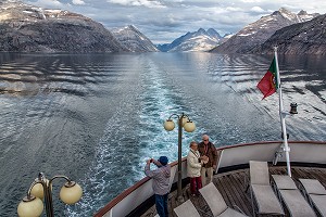 PASSAGERS SUR LE PONT DU PAQUEBOT POUR ADMIRER LE PAYSAGE, BATEAU DE CROISIERE ASTORIA, FJORD DU DETROIT DE PRINCE CHRISTIAN SUND, GROENLAND 