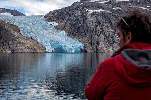 PASSAGER SUR LE PONT DU PAQUEBOT POUR ADMIRER LE PAYSAGE, LANGUE GLACIAIRE DU GLACIER DE COULEUR BLEUE, BATEAU DE CROISIERE ASTORIA, FJORD DU DETROIT DE PRINCE CHRISTIAN SUND, GROENLAND 