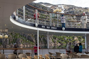 PASSAGERS SUR LE PONT DU PAQUEBOT POUR ADMIRER LE PAYSAGE, BATEAU DE CROISIERE ASTORIA, FJORD DU DETROIT DE PRINCE CHRISTIAN SUND, GROENLAND 