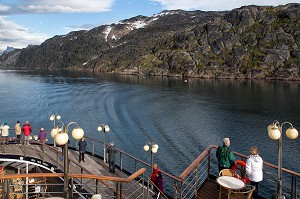 PASSAGERS SUR LE PONT DU PAQUEBOT POUR ADMIRER LE PAYSAGE, BATEAU DE CROISIERE ASTORIA, FJORD DU DETROIT DE PRINCE CHRISTIAN SUND, GROENLAND 