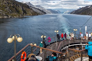 PASSAGERS SUR LE PONT DU PAQUEBOT POUR ADMIRER LE PAYSAGE, BATEAU DE CROISIERE ASTORIA, FJORD DU DETROIT DE PRINCE CHRISTIAN SUND, GROENLAND 