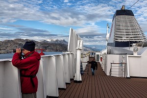 PASSAGERS SUR LE PONT DU PAQUEBOT POUR ADMIRER LE PAYSAGE, BATEAU DE CROISIERE ASTORIA, FJORD DU DETROIT DE PRINCE CHRISTIAN SUND, GROENLAND 