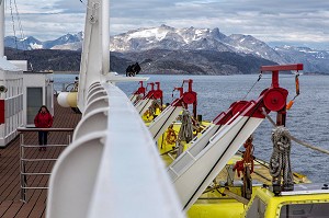 BARGES DE DEBARQUEMENT DES PASSAGERS, PONT SUPERIEUR, FJORD DU DETROIT DE PRINCE CHRISTIAN SUND, GROENLAND 