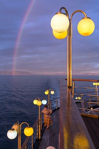 ARC EN CIEL, PONT SUPERIEUR DU PAQUEBOT, BATEAU DE CROISIERE ASTORIA DEVANT LES COTES ISLANDAISES, ISLANDE 