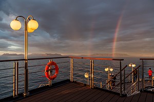 ARC EN CIEL, PONT SUPERIEUR DU PAQUEBOT, BATEAU DE CROISIERE ASTORIA DEVANT LES COTES ISLANDAISES, ISLANDE 
