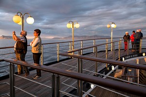 PASSAGERS SUR LE PONT SUPERIEUR DU PAQUEBOT, BATEAU DE CROISIERE ASTORIA DEVANT LES COTES ISLANDAISES, ISLANDE 