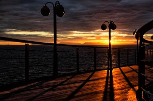 COUCHER DE SOLEIL SUR LE  PONT SUPERIEUR DU PAQUEBOT, BATEAU DE CROISIERE ASTORIA DEVANT LES COTES ISLANDAISES, ISLANDE 