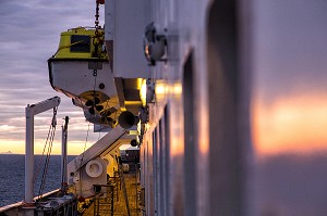 COUCHER DE SOLEIL SUR LE  PONT SUPERIEUR DU PAQUEBOT, BATEAU DE CROISIERE ASTORIA DEVANT LES COTES ISLANDAISES, ISLANDE 