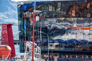 BATEAUX A QUAI DEVANT LE HARPA, SALLE DE CONCERT ET CENTRE DES CONGRES, VIEUX PORT DE REYKJAVIK, ISLANDE 