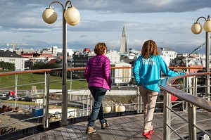 PERSONNEL DU MAGAZINE NOTRE TEMPS SUR LE PONT SUPERIEUR DU PAQUEBOT, BATEAU DE CROISIERE ASTORIA, REYKJAVIK, ISLANDE 