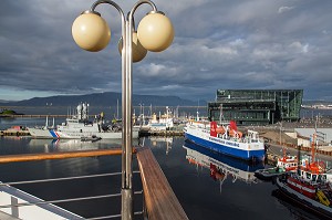 BATEAUX A QUAI DEVANT LE HARPA, SALLE DE CONCERT ET CENTRE DES CONGRES, VIEUX PORT DE REYKJAVIK, ISLANDE 