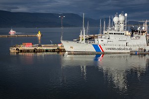 BATEAU MILITAIRE SUR LE QUAI DE LA DIGUE DU PORT, REYKJAVIK, ISLANDE 