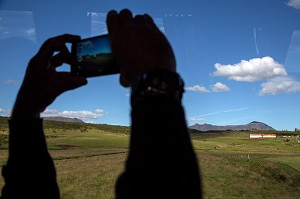 PRISE DE VUE PHOTO AVEC UN TELEPHONE PORTABLE DEPUIS UN BUS, CERCLE D'OR, GOLDEN CIRCLE, SUD-OUEST DE L'ISLANDE 