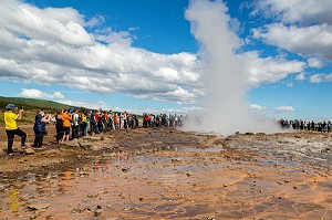 JAILLISSEMENT D'UN GEYSER SUR LE CELEBRE SITE DE GEYSIR, APPELE STOKKUR ET PROPULSANT TOUTES LES 10 A 15 MN UNE COLONNE D'EAU ET DE VAPEUR DE 35 METRES, CERCLE D'OR, GOLDEN CIRCLE, SUD-OUEST DE L'ISLANDE 