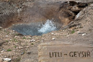 JAILLISSEMENT DU PETIT LITLI GEYSER SUR LE CELEBRE SITE DE GEYSIR, CERCLE D'OR, GOLDEN CIRCLE, SUD-OUEST DE L'ISLANDE 