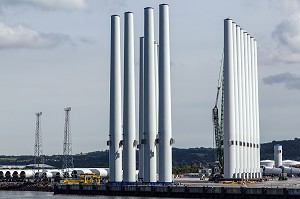 STOCKAGE D'EOLIENNES SUR LE PORT, BELFAST, ULSTER, IRLANDE DU NORD 