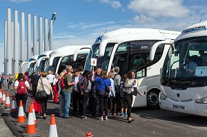 CROISIERISTES DEVANT LES BUS DE VOYAGEURS SUR LE PORT, BELFAST, ULSTER, IRLANDE DU NORD 