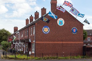 DRAPEAUX PATRIOTES ET BLASONS DES MILICES ARMEES LORS DES EMEUTES DU CONFLIT NORD IRLANDAIS, MURS D'UNE MAISON DE SHANKILL ROAD (UDU, UDA), HOPEWELL CRESCENT, QUARTIER OUEST PROTESTANT, BELFAST, ULSTER, IRLANDE DU NORD 