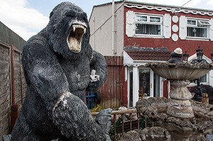 STATUE DE KING KONG DANS LE JARDIN D'UNE MAISON DU QUARTIER OUEST PROTESTANT, BELFAST, ULSTER, IRLANDE DU NORD 