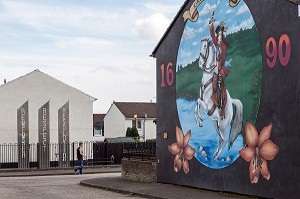 MEMORIAL AVEC UNE FRESQUE MURALE REPRESENTANT LE ROI WILLIAM III A CHEVAL (1690), MUR DE MAISON DE SHANKILL ROAD, HOPEWELL CRESCENT, QUARTIER OUEST PROTESTANT, BELFAST, ULSTER, IRLANDE DU NORD 