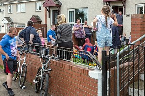 PARTY ANNIVERSAIRE AVEC SPIDERMAN DANS UN JARDIN D'UNE MAISON DU QUARTIER OUEST PROTESTANT, BELFAST, ULSTER, IRLANDE DU NORD 