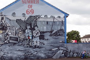 ENFANT A VELO, SOUVENIRS DES EMEUTES DU CONFLIT NORD IRLANDAIS A L'ETE 1969, SUMMER OF 69, FRESQUES MURALES SUR LES MURS DES MAISONS DE SHANKILL ROAD, HOPEWELL AVENUE, QUARTIER OUEST PROTESTANT, BELFAST, ULSTER, IRLANDE DU NORD 