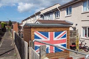 DRAPEAU ANGLAIS SUR UNE MAISON DE HOPEWELL SQUARE, QUARTIER OUEST PROTESTANT, BELFAST, ULSTER, IRLANDE DU NORD 